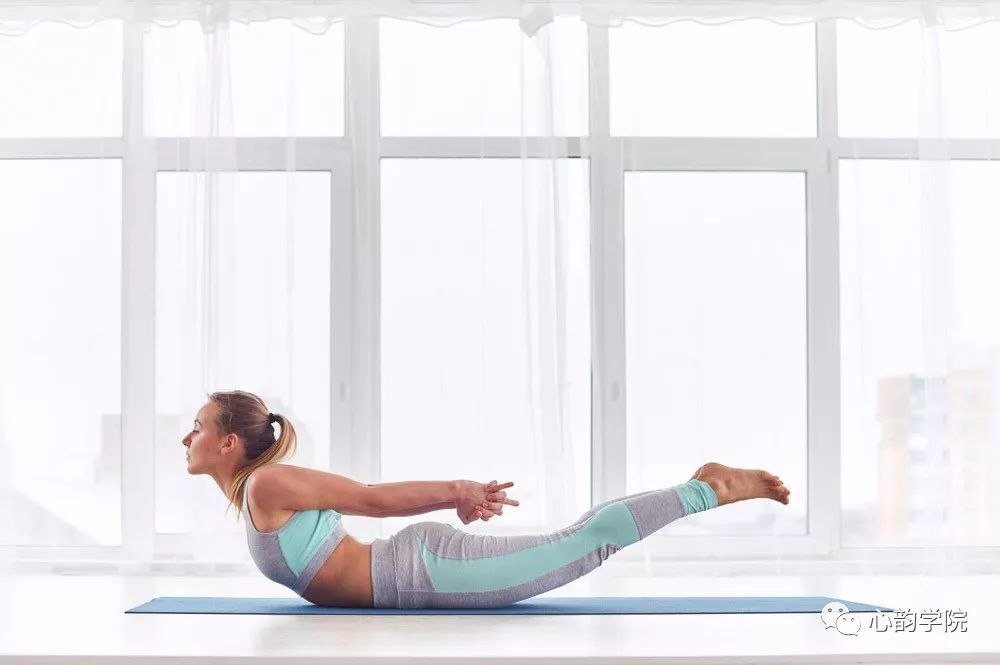 3个后屈体式,每天10分钟,让你拥有精致轻盈的少女感美背