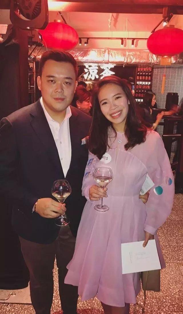 李敬仪是李家诚大姐的二女儿,从小备受外公李兆基宠爱,和李兆基感情