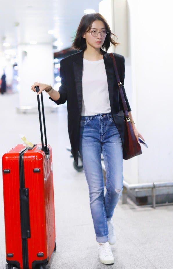 万茜的裤子真神了,明明右腿还是37岁的样子,左腿却成了17岁