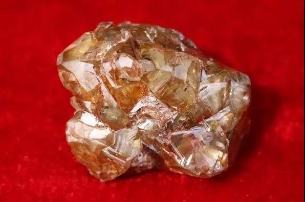 中国最大的钻石,当时估价10个亿,是怎样被一位农村姑娘发现的?