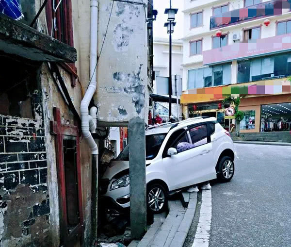 小轿车失控冲进路边民房 墙面被撞坏凤凰网 0332