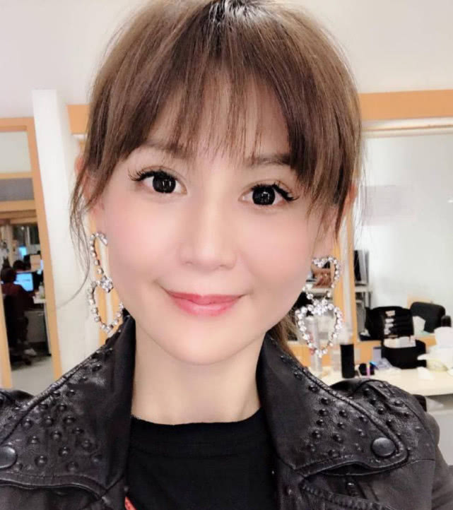 郑仲茵的代表作也有不少,但是却没有担任过主演.