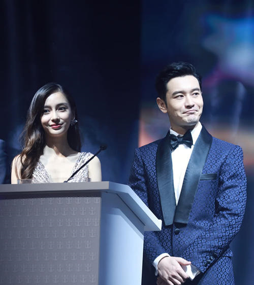 黄晓明和baby合体破婚变,小明哥提裙下楼的举动证实两人恩爱如初!