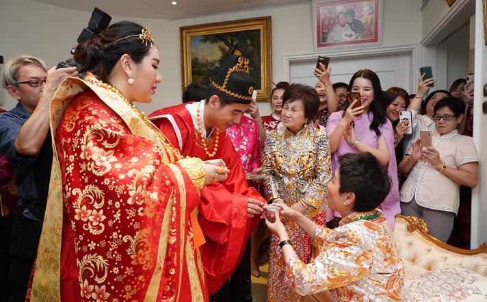 准新郎比女儿小8岁,青涩稚气就读哈佛