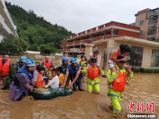 洪水圍困鄉村小學學童騎在救援人員肩上撤離