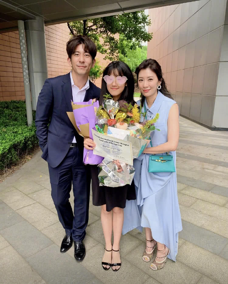 贾静雯和前夫孙志浩合影,却是现任老公修杰楷拿的相机