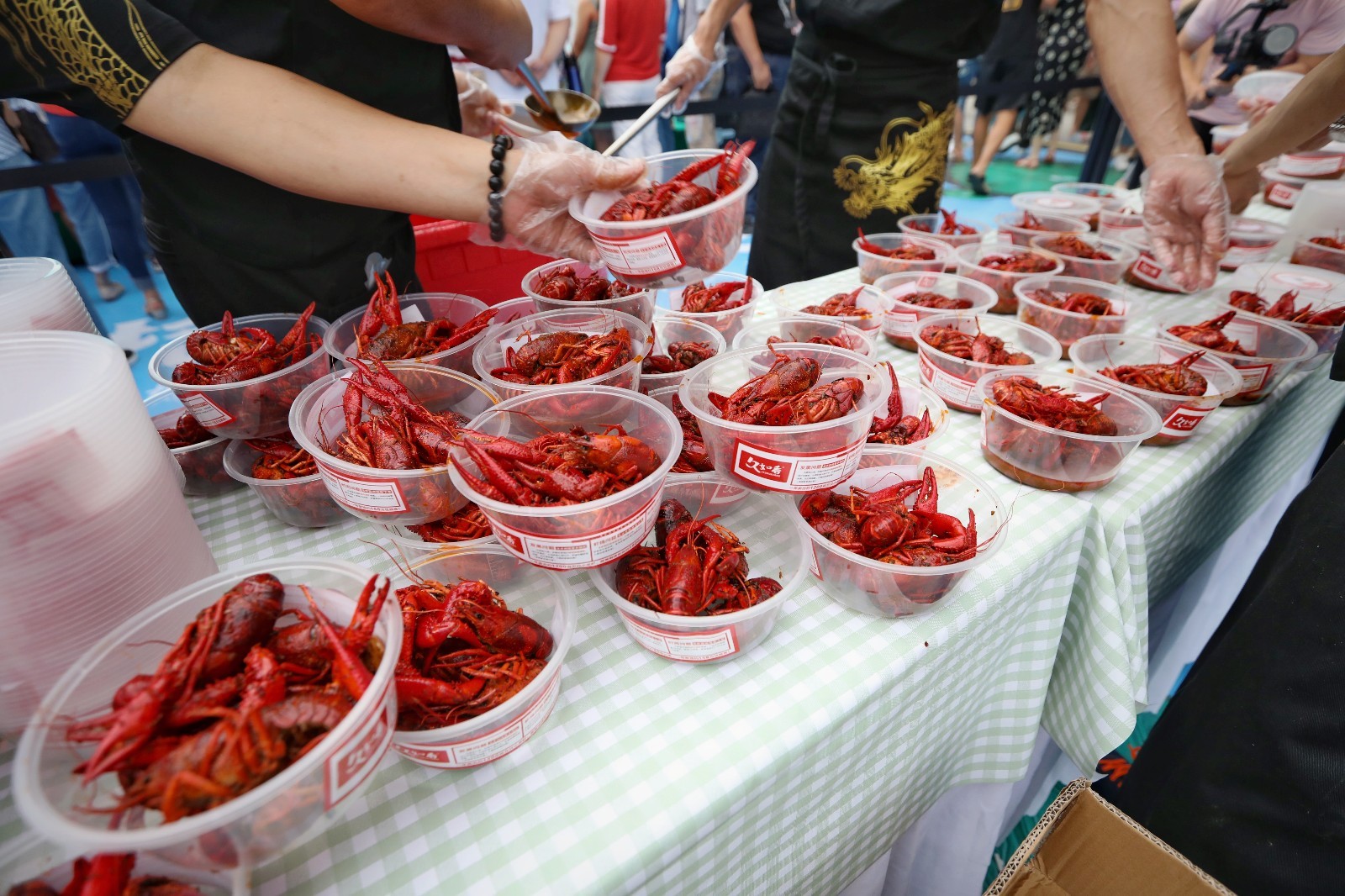 啥样的龙虾节这么壕小龙虾连吃带拿