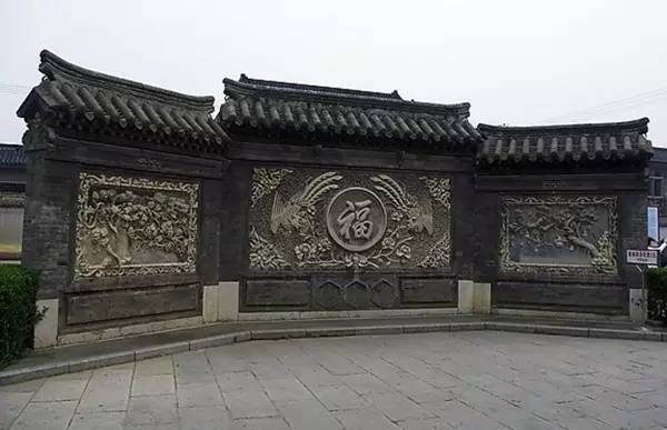 与大门槽口成120度或135度夹角,平面呈八字形,称做"撇山影壁"或"反