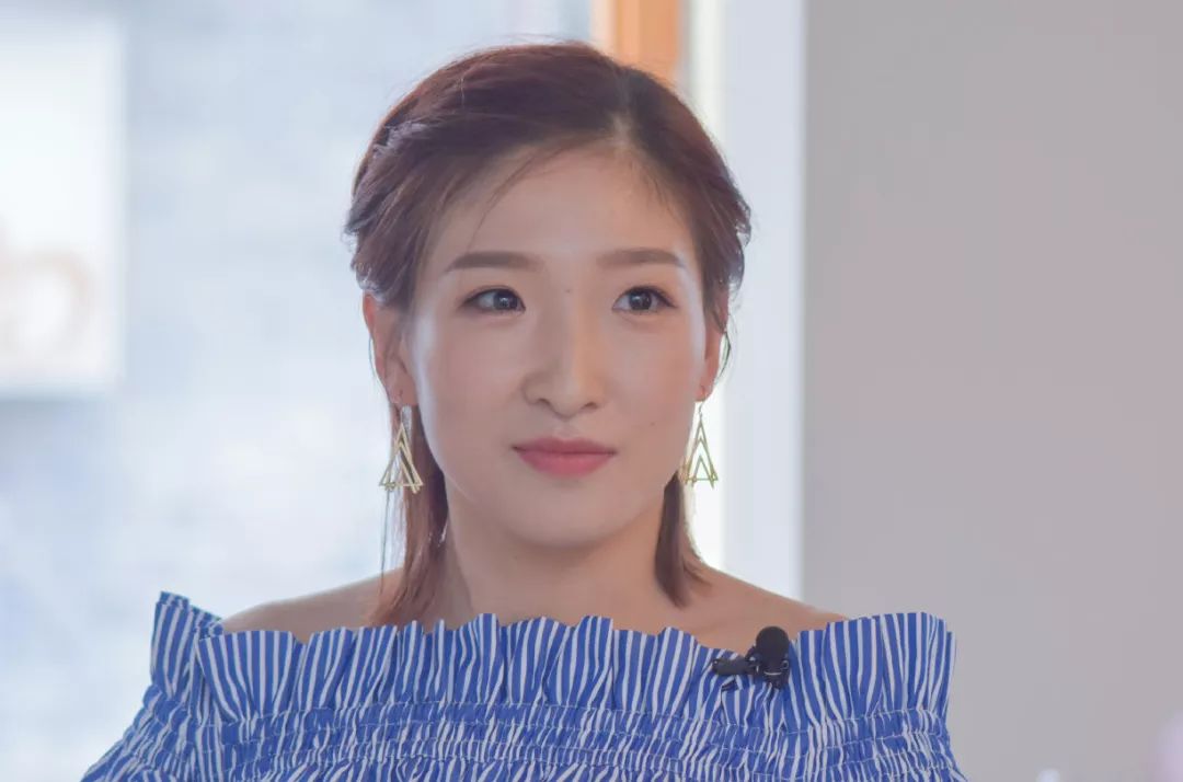 下了球场刘诗雯又靠造型取胜一字肩上衣配白裤清新气质真出众