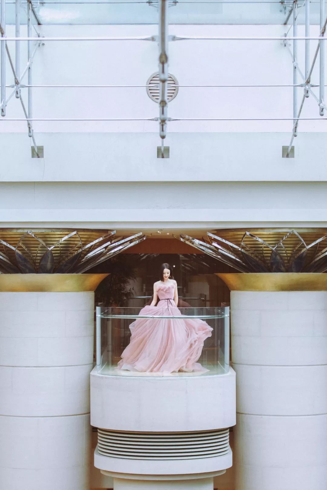 电影之夜的藕粉色抹胸裙光速冲上热搜,人比花娇说的就是丫丫本人吧