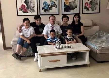 乡村爱情13年谢广坤全家福曝光谢永强王小蒙沦为路人