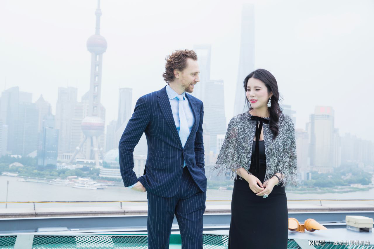 余晚晚与“抖森”天台热聊 东方明珠做背景亲密同框_凤凰网