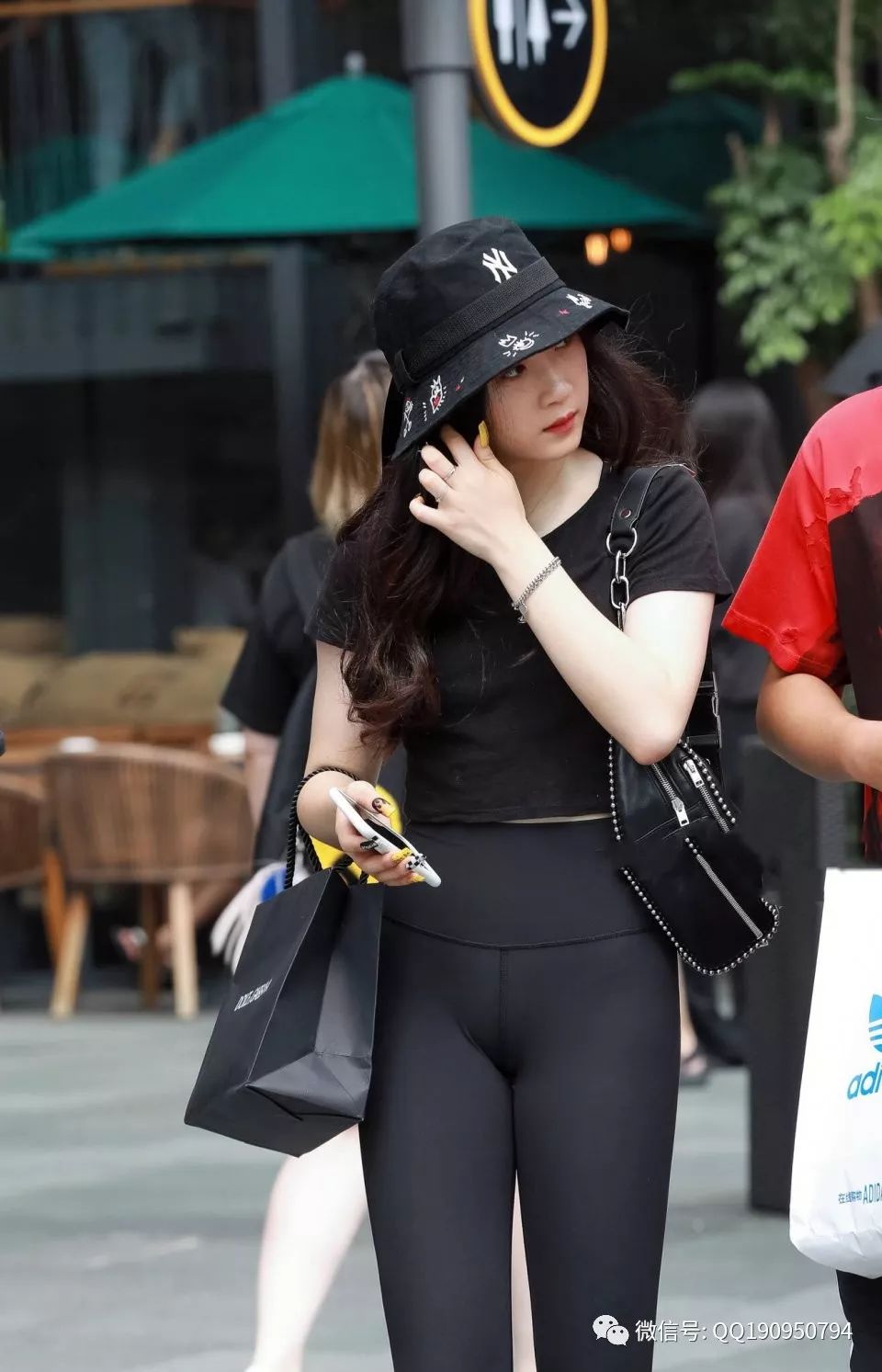 街拍:小姐姐穿经典黑色瑜伽裤很有曲线美,窈窕好身材值得拥有