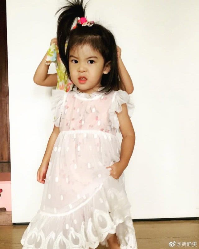 贾静雯晒小女儿近照,波妞穿公主裙模仿萧敬腾,奶凶表情萌翻