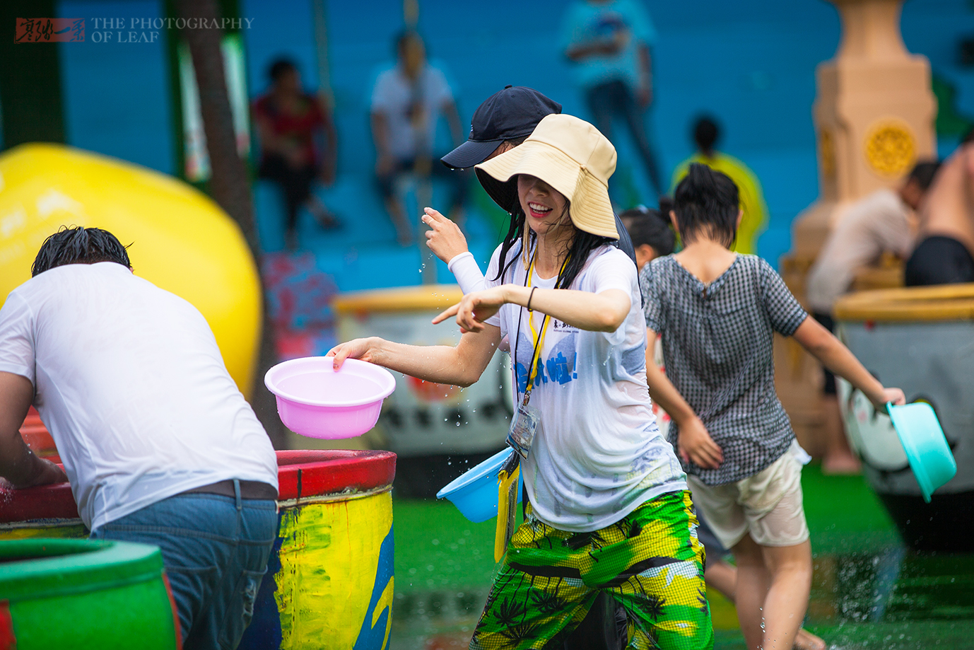泼水节现场这位大哥的造型好独特 你真的是来玩泼水的吗?