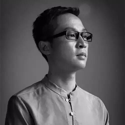 随传统丝弦琴家汪铎习琴,主修道家琴曲,又随米鸿宾高士习易.