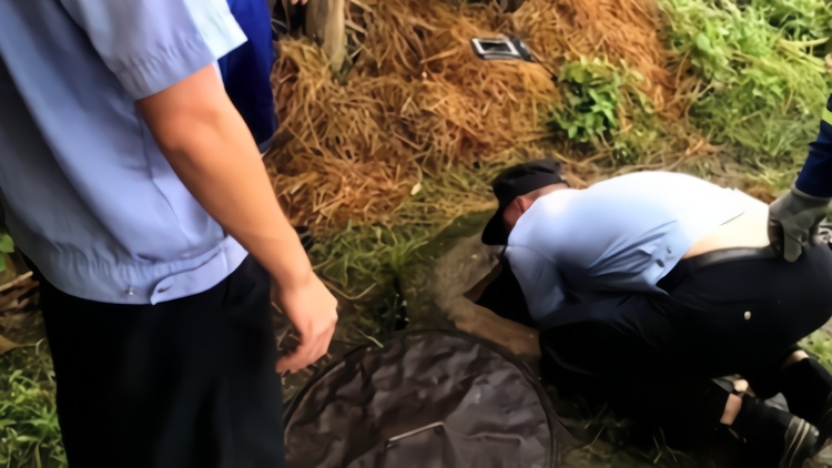 8岁失踪男童被抛尸化粪池没想到凶手竟是他