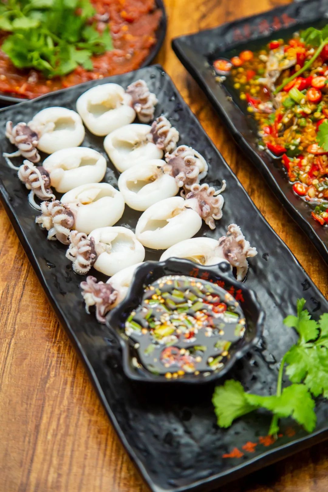 芥末墨鱼仔 千万不要被这盘可爱的墨鱼仔所迷惑 因为它的味道会让你