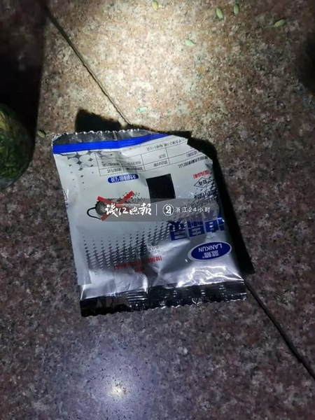 民警們發現了一包拆開的老鼠藥,邊上還有一杯發綠的水