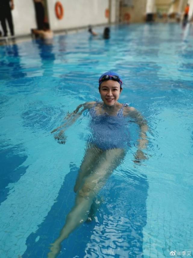 挺着孕肚穿着泳衣去游泳是常事~李艾也表示希望今后刘芸有什么好看的