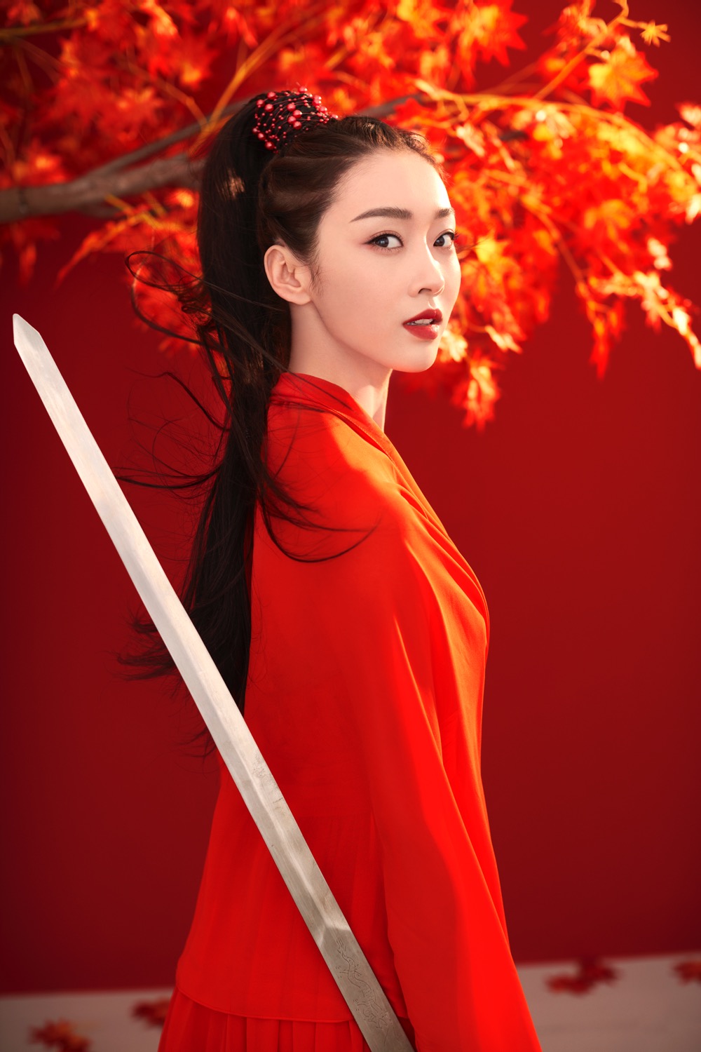 林间风起漫卷侠意宣璐红衣女侠装英气十足