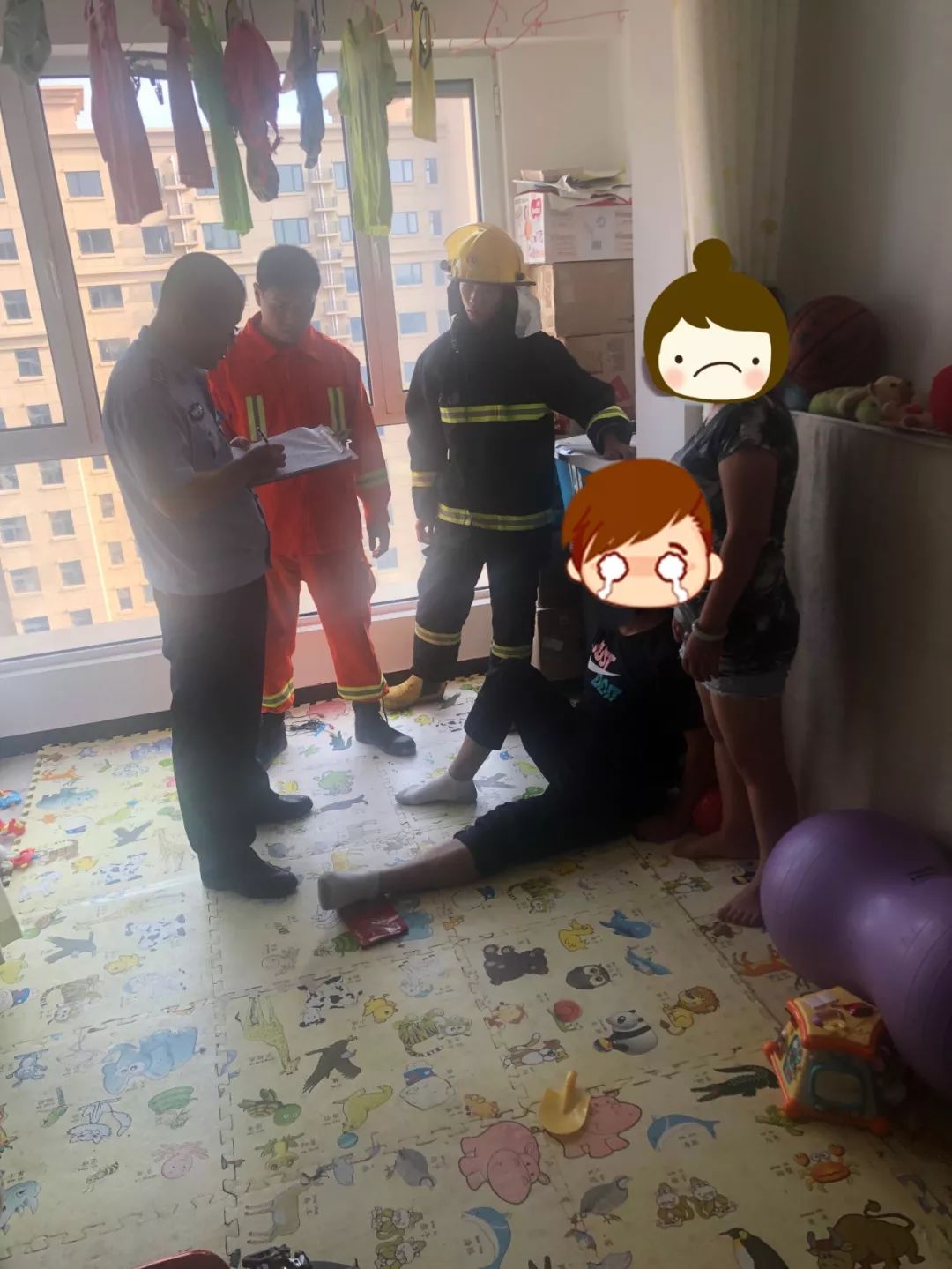 香河某小区一男子要跳楼结果