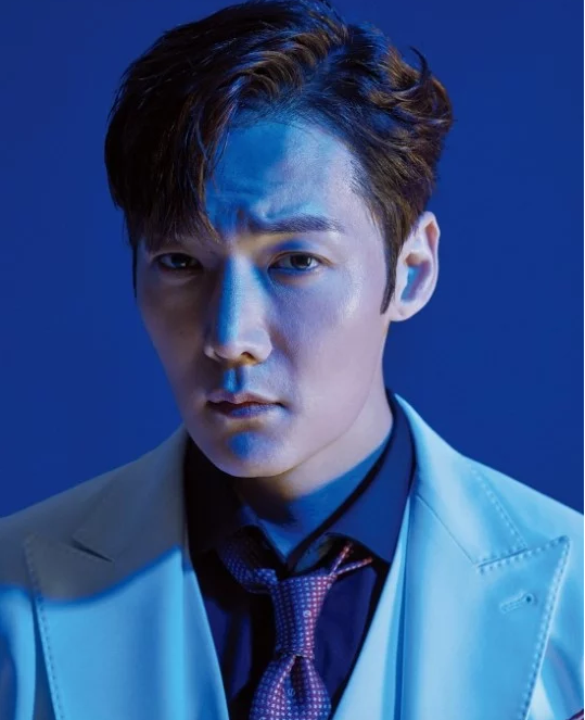 33岁崔振赫最新杂志写真曝光,休闲服西装帅气有型,尽显熟男魅力