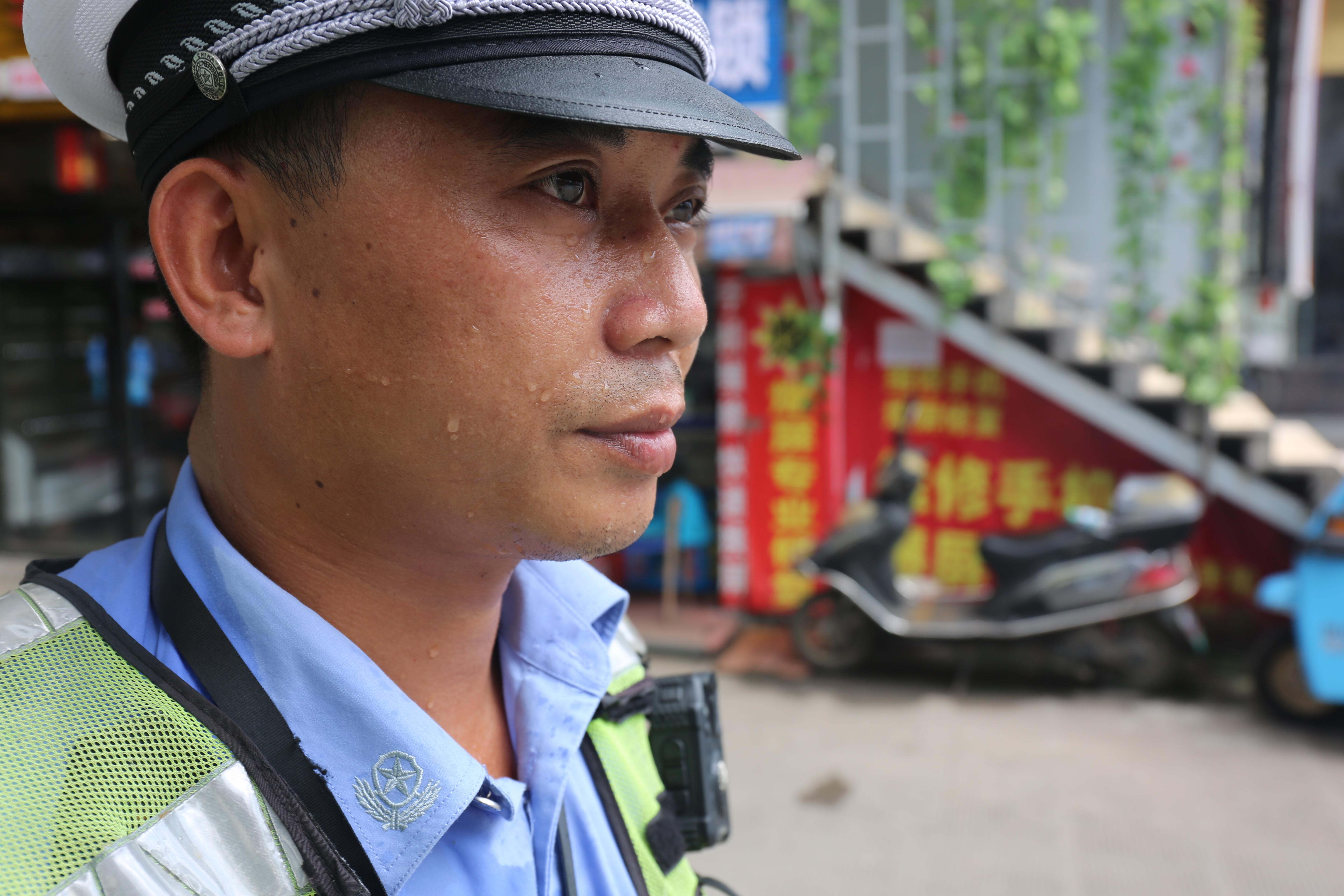 泰和交警烈日下的坚守