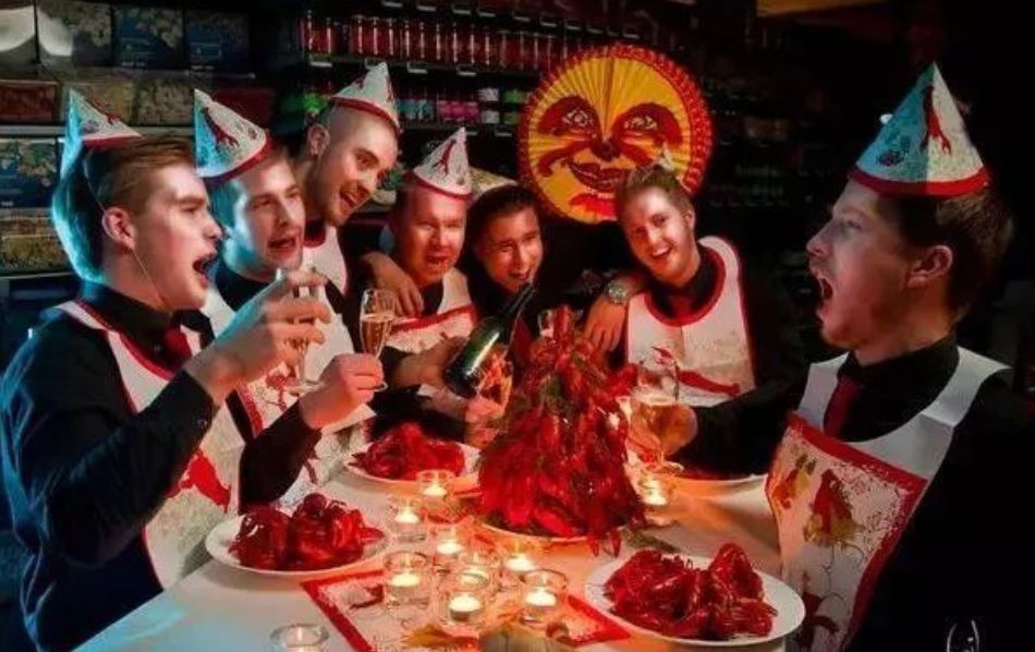 瑞典,每年进入 八月后,便开始为期一个月的" 小龙虾节",又称" 小男孩