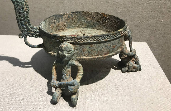 汉| 龙柄人形三足青铜行灯(天水成纪博物馆藏)