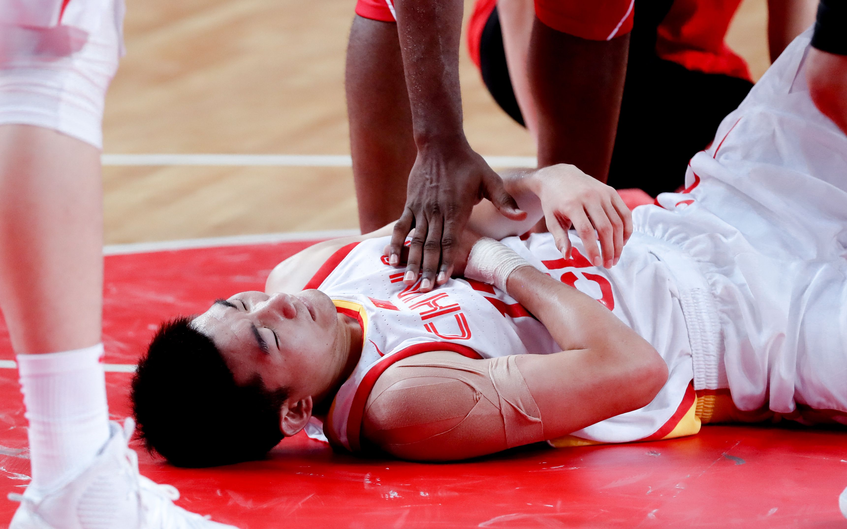 喀麦隆球员"锁喉"被夺权,主帅赛后向中国球迷致歉