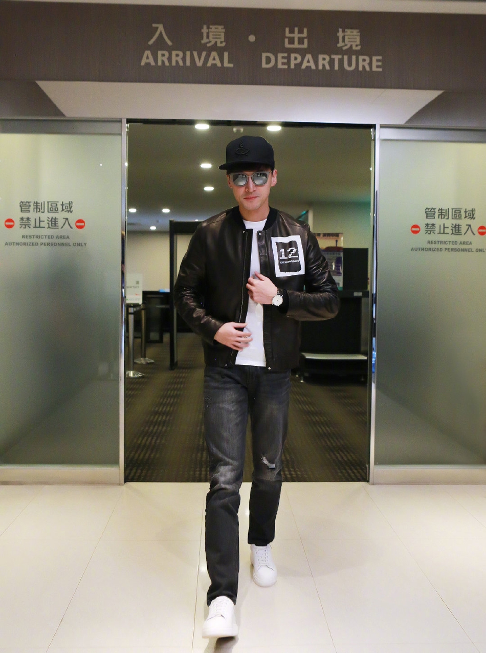 胡歌首度参加金马已抵台,一袭休闲打扮变身阳光男孩__凤凰网