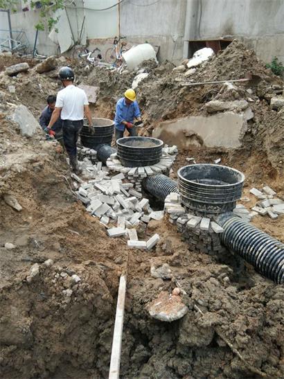 棄流器出口與市政管道連接,棄流器底部出水口與前置雨水處理裝置連接