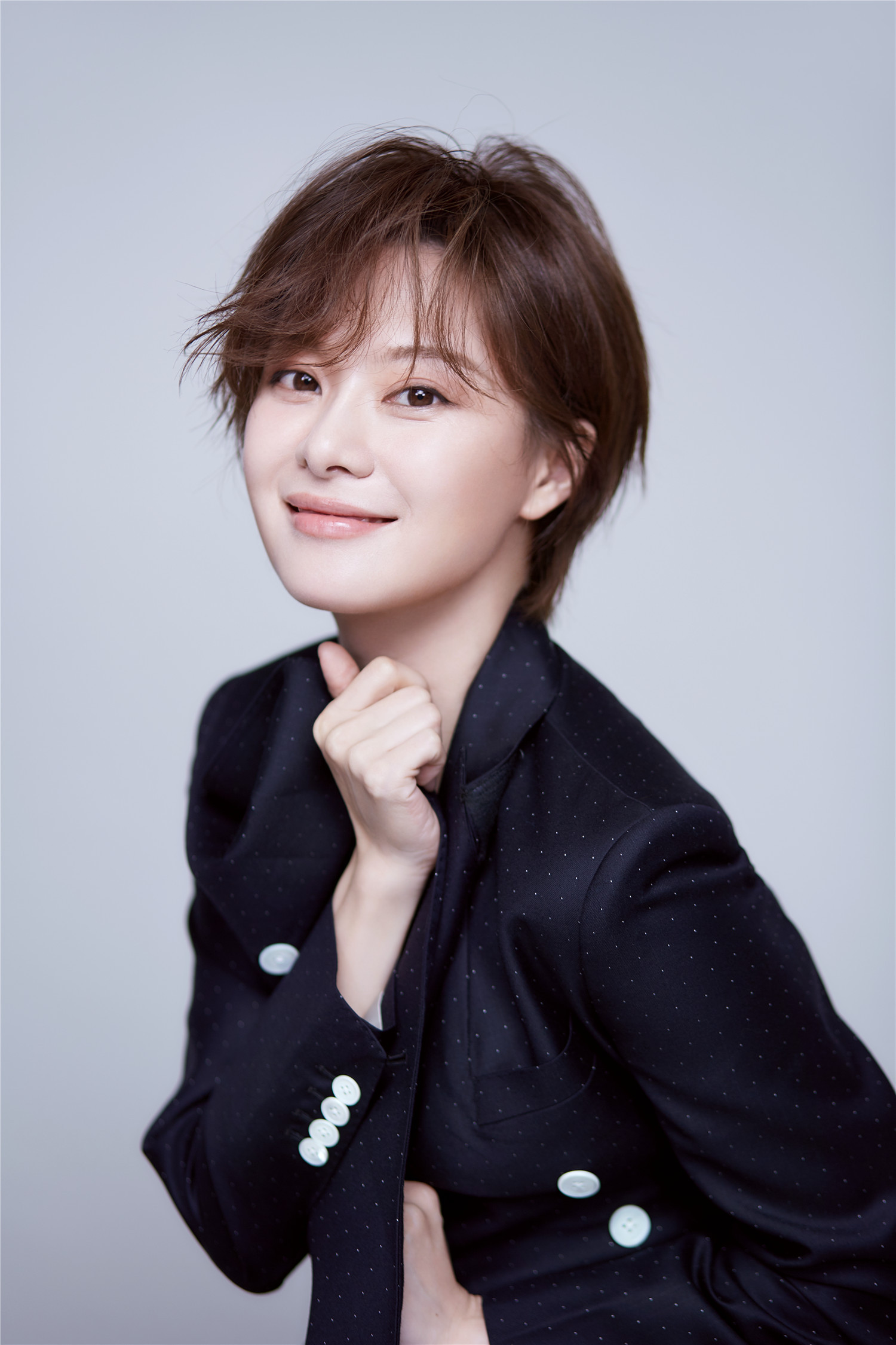 王汀生日写真曝光 优雅干练上演西装杀