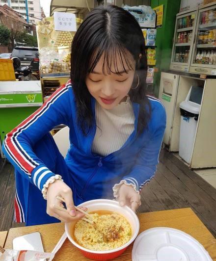崔雪莉晒吃泡面照刘海发型很油腻翘腿坐姿超霸气
