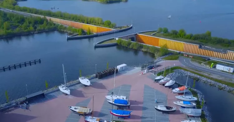 世界神奇大桥桥上走船,河里跑车车从断桥驶入,河里却安然无样