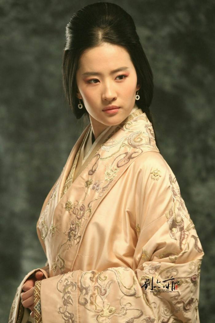 刘亦菲饰演的灵雎,以一朴素的发型搭配7套古装,第一眼就迷倒了