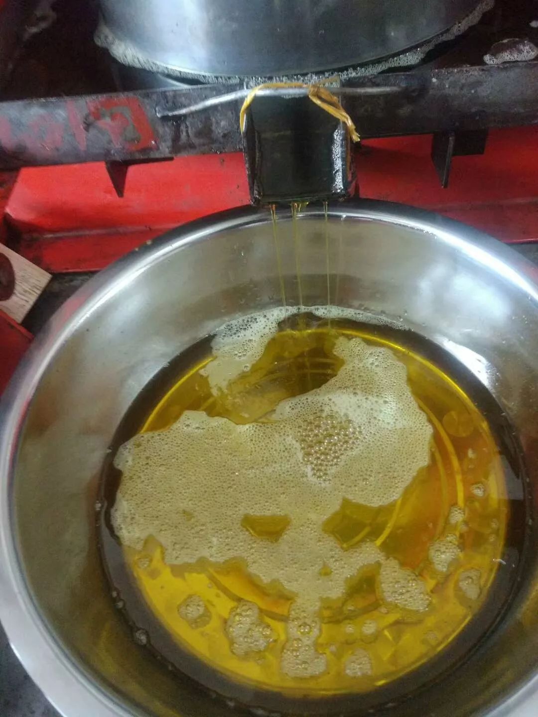 茶籽榨油过程图片