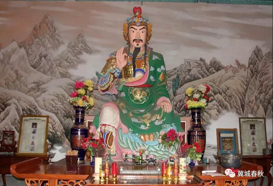 (姜维祠外门) 进至院内,两侧为厢房,供祠堂管护人员办公.