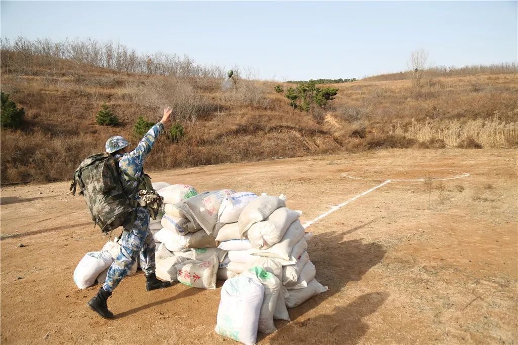 社会万象 > 正文 我们目光坚毅,匍匐前进 大圈,小圈,任我投 瞄准目标