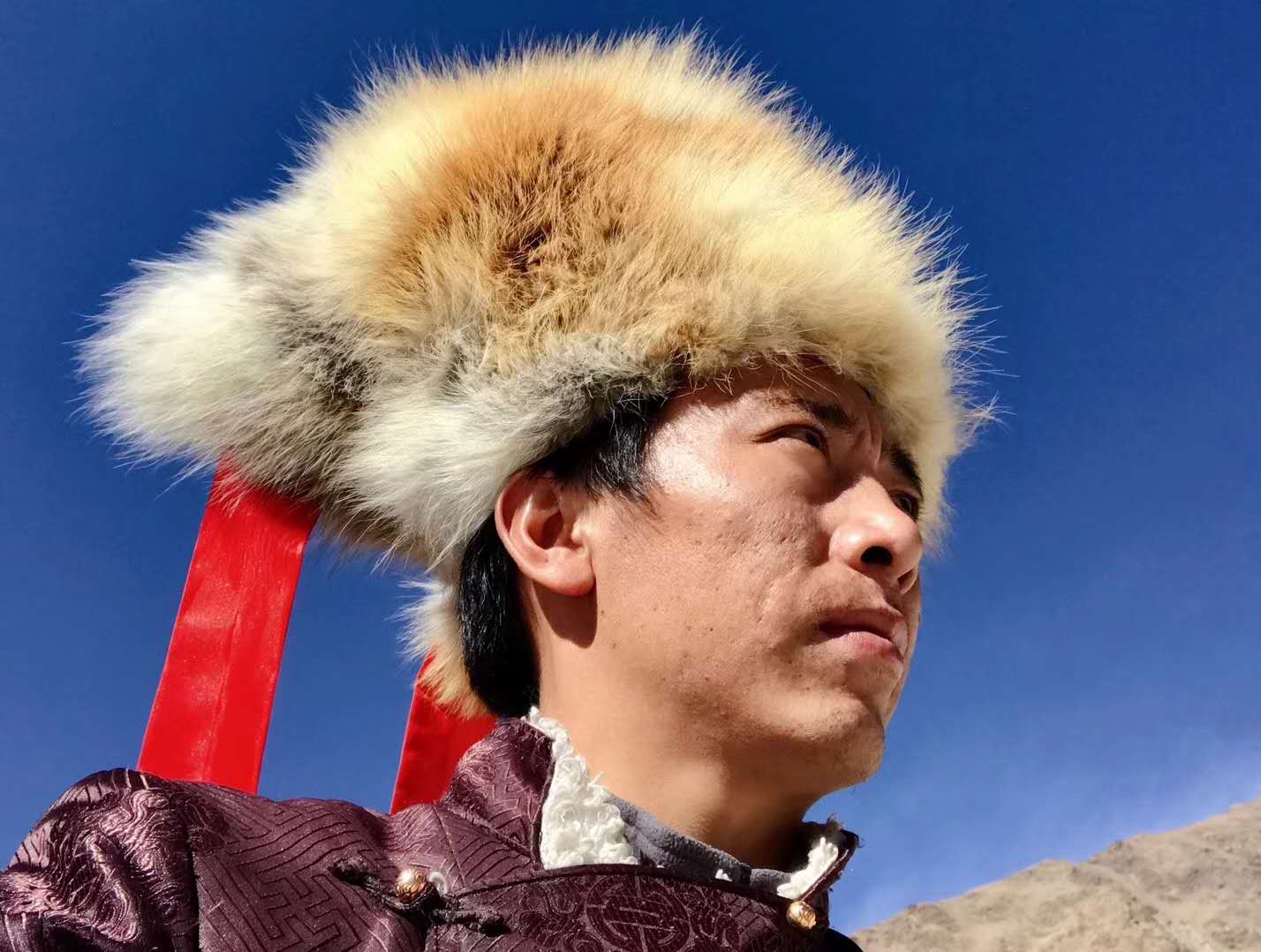 让人眼花缭乱的藏族帽子,作者逐一亲试笑翻现场