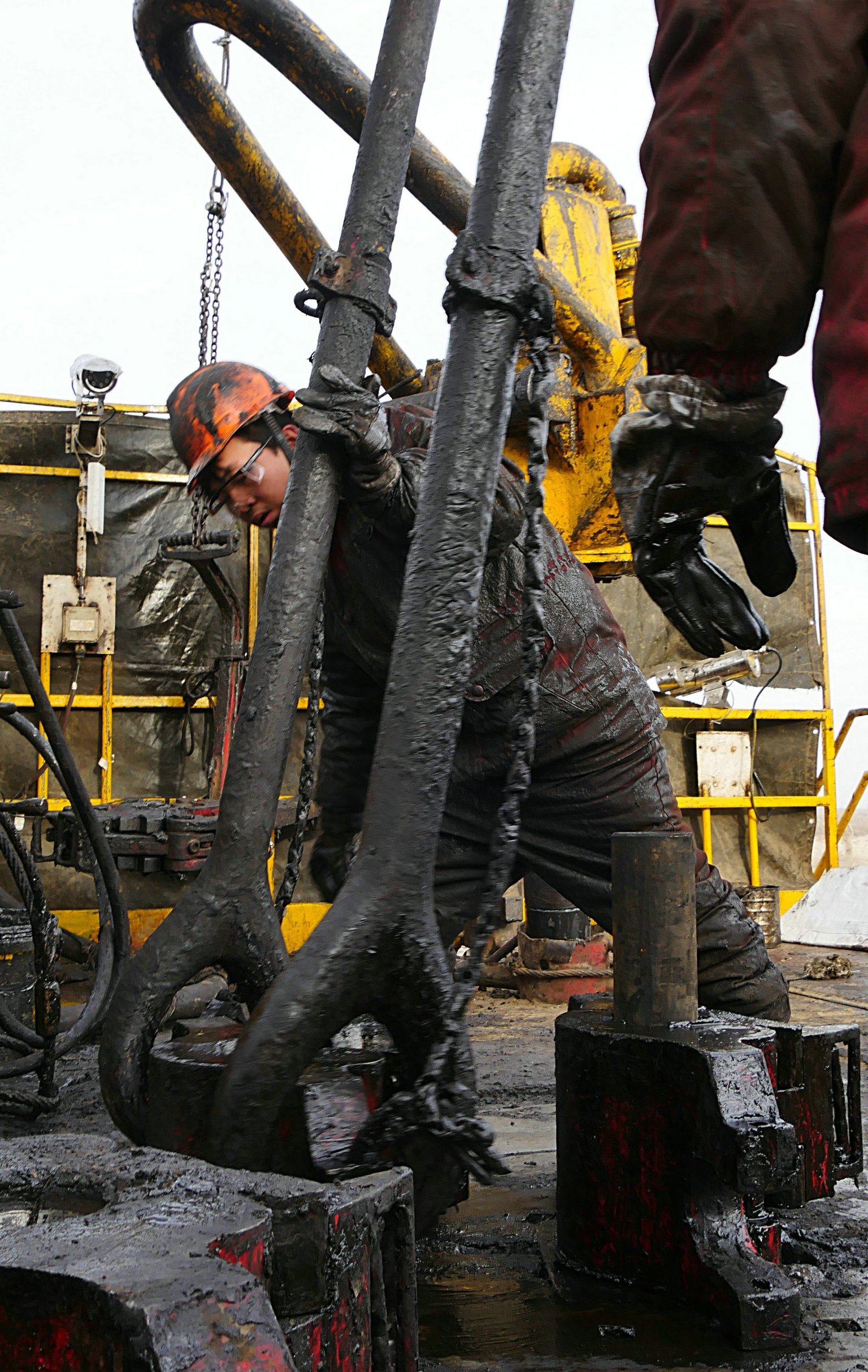 为了你能开着暖气驾着车滴水成冰的沙漠中他们满身油污拼上产