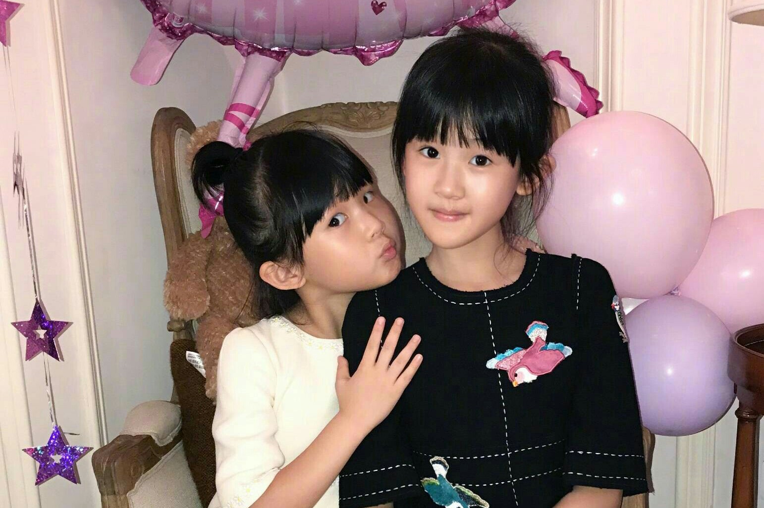 陆毅晒小女儿庆生照网友两姐妹简直就像是双胞胎