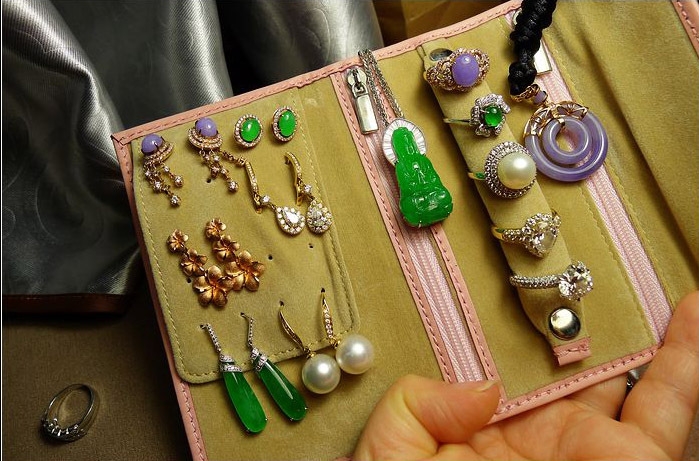 美女说:这个不是用来放钱的,而是摆放自己平时佩戴的翡翠珠宝首饰的.