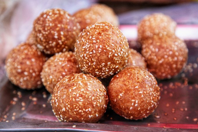 黄色的碱水粑粑,红色的高粱粑粑,绿色的粽子粑粑,还有圆形的油炸粑粑