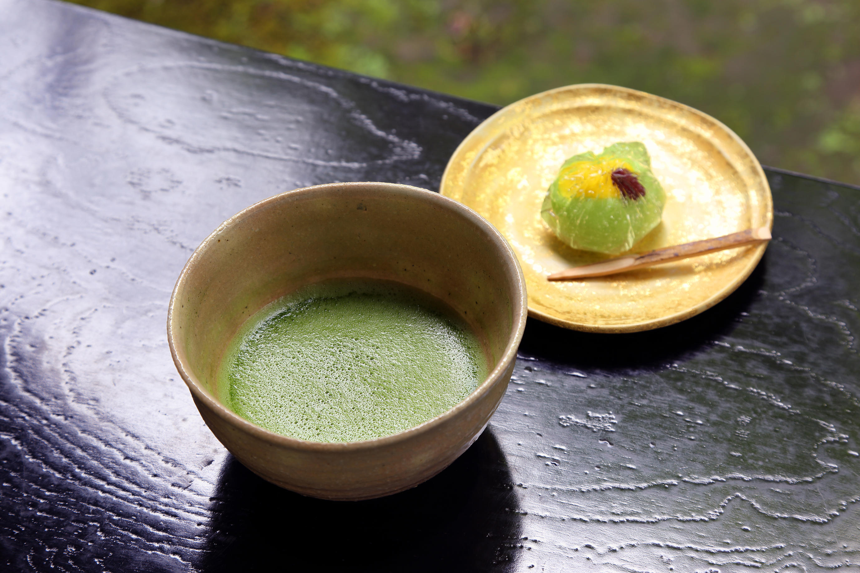 選取春日之綠茶,在採摘前一旬到一月之間,遮陽以增茶香.