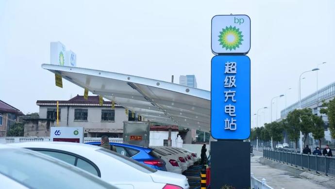 别的桩要充七八个小时,这排桩只要充三刻钟!嘉定南翔有个"超级充电站"