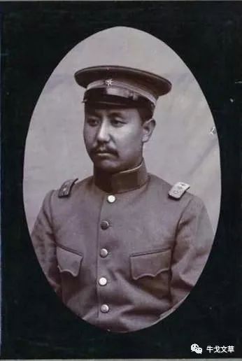 南京临时政府时期,其陆军军帽的帽徽是十八星帽徽没错,但它这18颗星不