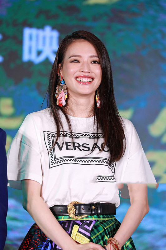 张韶涵最近的耳环有点浮夸!超大号金属显得脸更小了,有点心疼