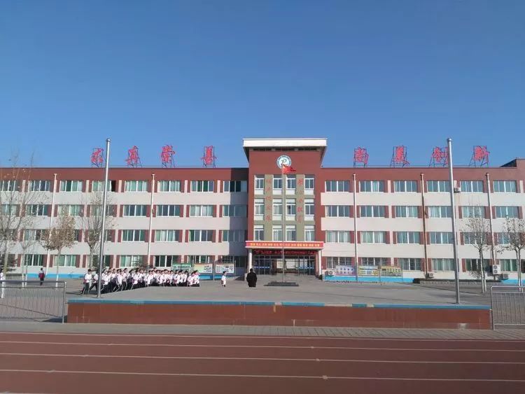 章丘普集中学举办展风采61迎新年学生书画作品展评活动